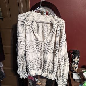 Light weight v opened front. Black and white.